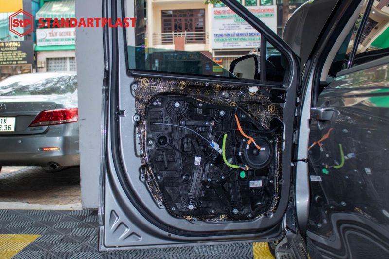 Dán cách âm StP cho vị trí tapi cửa ô tô