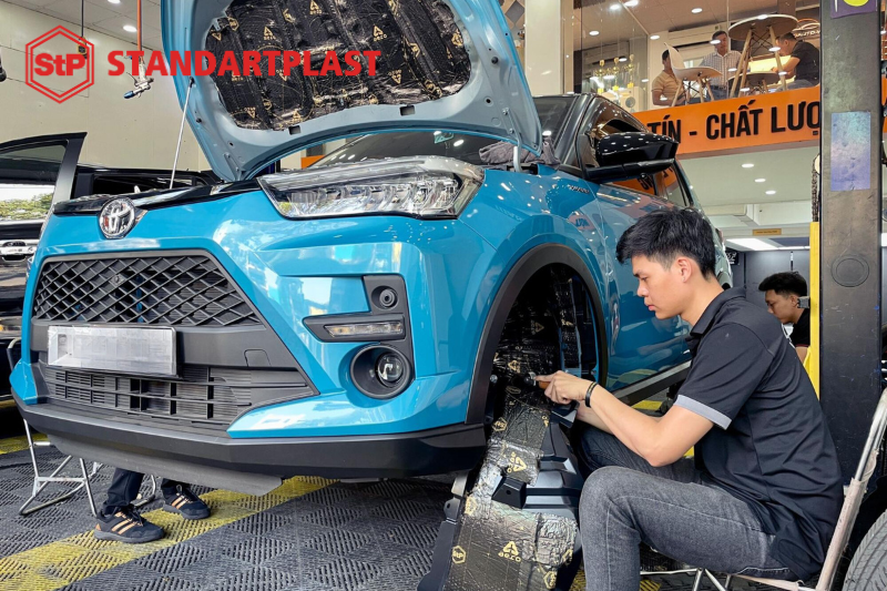 Kinh nghiệm thi công dán cách âm hốc bánh ô tô