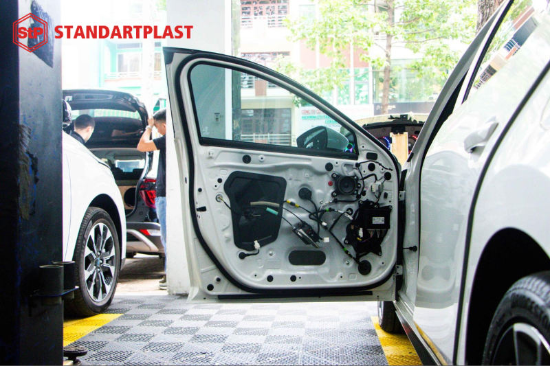 Lắp đặt gioăng cao su ở mép cửa có thể giúp cửa xe đóng kín hơn