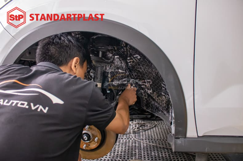 Thi công dán cách âm SIP cho vị trí hốc bánh ngoài