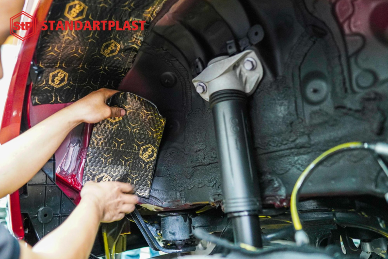 Đánh giá vật liệu cách âm ô tô tốt nhất hiện nay 14 Thực hiện thi công dán cách âm StP cho hốc bánh xe