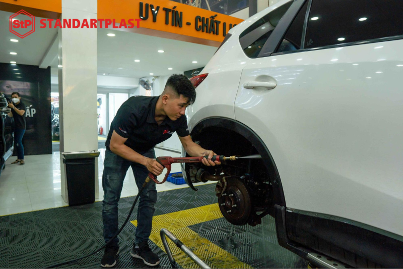 Vệ sinh những vị trí chuẩn bị thi công để lớp keo được bám dính tốt nhất