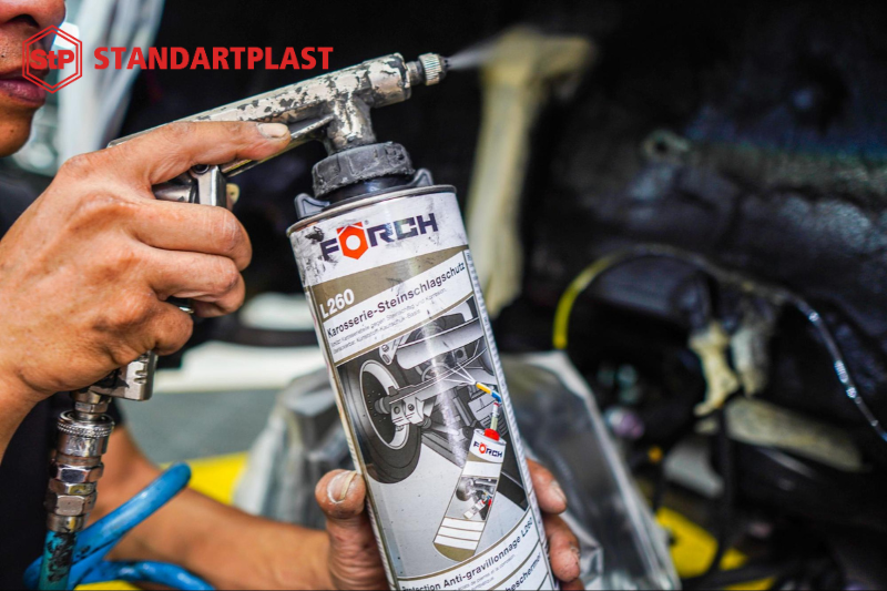Đánh giá vật liệu cách âm ô tô tốt nhất hiện nay 12 Xịt phủ kết hợp dán vật liệu StP nhằm tăng hiệu quả cách âm