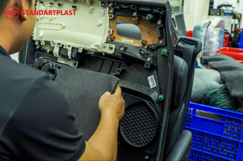 Tiêu âm StP Biplast - Nâng cao chất lượng âm thanh ô tô 14 Kỹ thuật viên thi công dán tiêu âm StP Biplast cho từng chi tiết trên xe