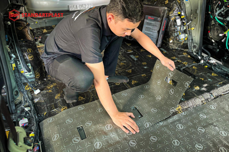 Tiêu âm StP Splen - Tăng cường khả năng cách âm trên xe hơi 16 Kỹ thuật viên thi công dán tiêu âm StP Splen cho xe ô tô