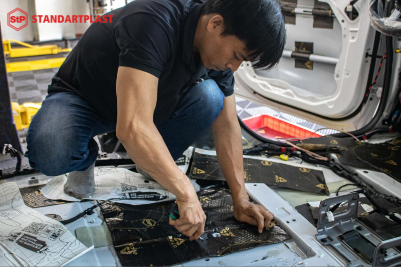 Cách âm StP Black Gold - Giải pháp cách âm chống ồn tốt nhất 14 Kỹ thuật viên thực hiện cắt, dán vật liệu cách âm StP Black Gold