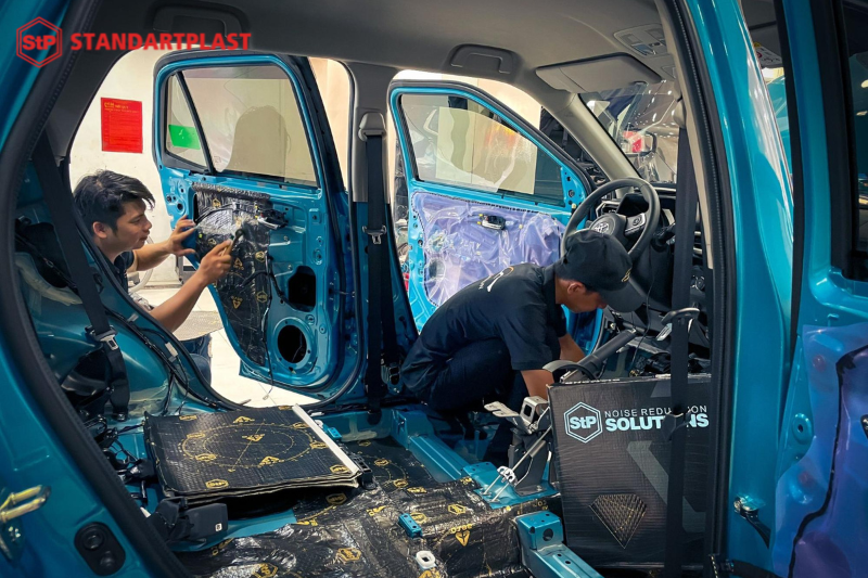 Cách âm StP Aero - Nâng cấp trải nghiệm lái xe hơi hoàn hảo 14 Thi công dán cách âm StP Aero cánh cửa ô tô