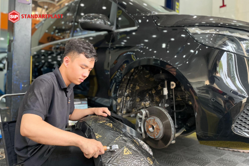 Cách âm StP xe ô tô tại Bình Phước - Chống ồn toàn diện 12 Kỹ thuật viên thi công dán cách âm StP xe ô tô tại Bình Phước