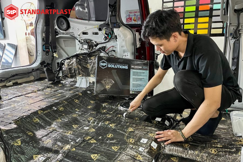 Các đại lý dán cách âm StP xe ô tô tại Bình Dương chính hãng 18 Kỹ thuật viên thực hiện dán cách âm cho xe ô tô