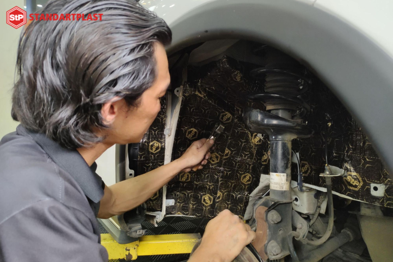 Cách âm StP xe ô tô tại Bạc Liêu - Bảng giá mới nhất 10 Kỹ thuật viên thi công dán cách âm StP xe ô tô tại Bạc Liêu