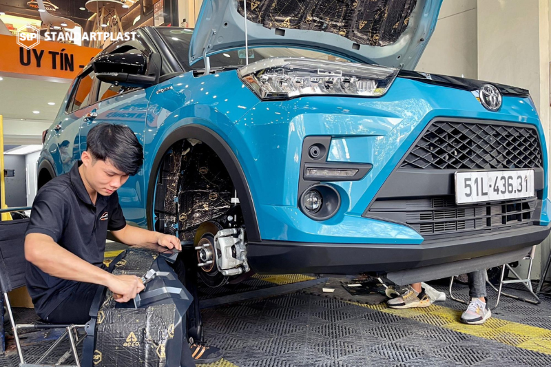 Cách âm StP xe ô tô tại Tây Ninh - Chống ồn hiệu quả 13 Kỹ thuật viên thi công dán cách âm StP xe ô tô tại Tây Ninh