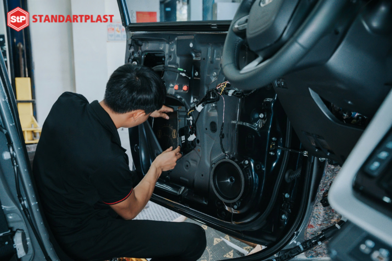 Đại lý dán cách âm StP xe ô tô tại Đồng Tháp chính hãng 13 Kỹ thuật viên thi công dán vật liệu cách âm StP cho xe ô tô