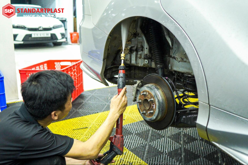 Cách âm StP xe ô tô tại Cà Mau - Bảng giá mới nhất 11 Hốc bánh xe sẽ được vệ sinh sạch sẽ trước khi dán cách âm StP