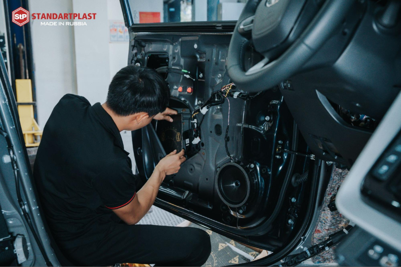 Cách âm StP xe ô tô tại Cà Mau - Bảng giá mới nhất 12 Kỹ thuật viên thi công dán cách âm StP xe ô tô tại Cà Mau