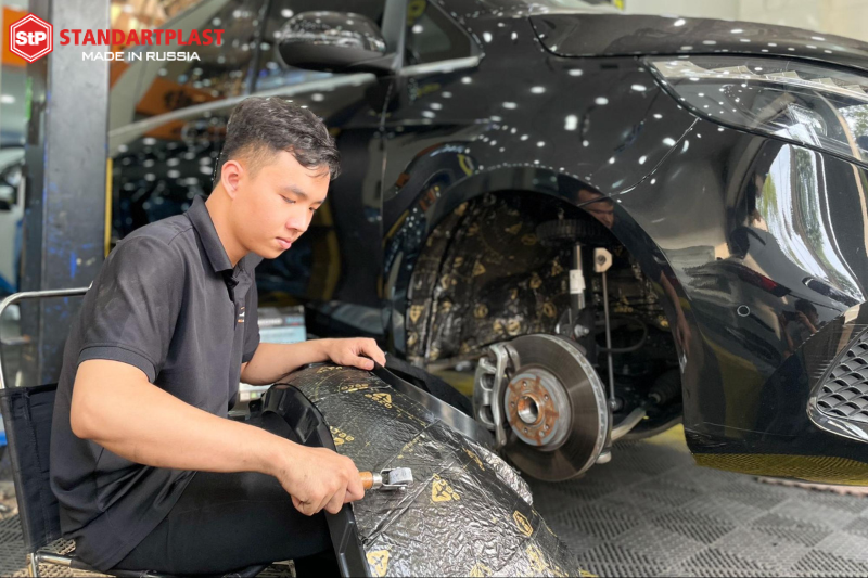 Cách âm StP xe ô tô tại Cà Mau - Bảng giá mới nhất 13 Thi công dán cách âm StP cho hốc bánh xe hơi