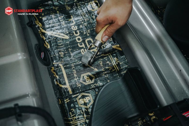 Cách âm StP xe ô tô tại Trà Vinh - Bảng giá kinh nghiệm 2025 17 Thi công cách âm StP xe ô tô tại Trà Vinh bằng dụng cụ chuyên dụng