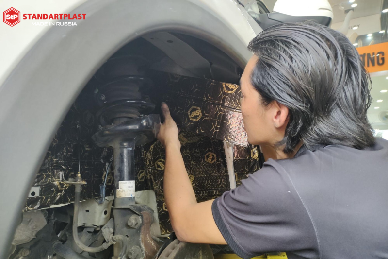 Cách âm StP xe ô tô tại Kiên Giang: Bảng giá mới 2025 13 Kỹ thuật viên thi công dán cách âm StP xe ô tô tại Kiên Giang
